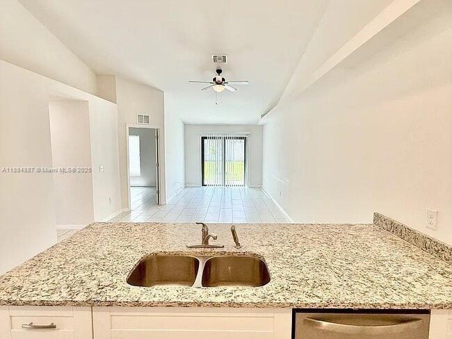 Foto del edificio - 326 SE 16th Pl