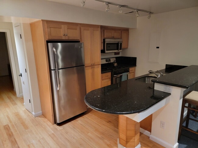 Building Photo - 1529 Grand Ave