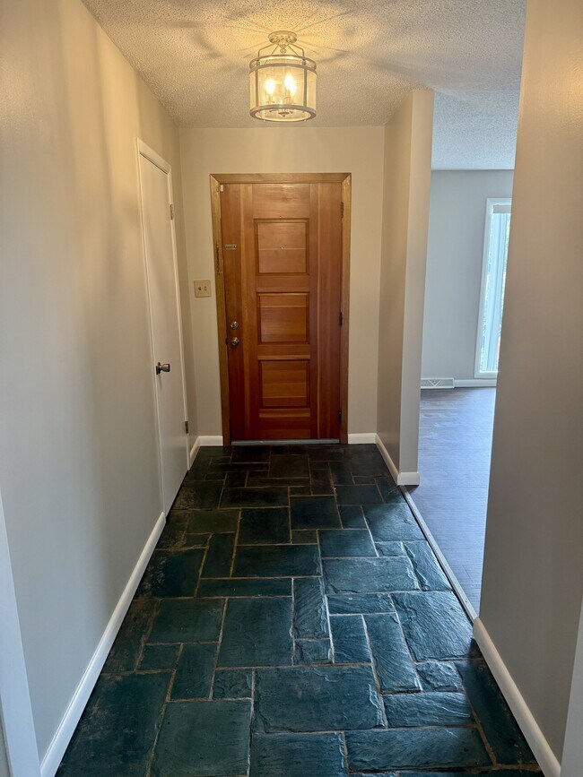 Foto del edificio - 928 Roderick Rd