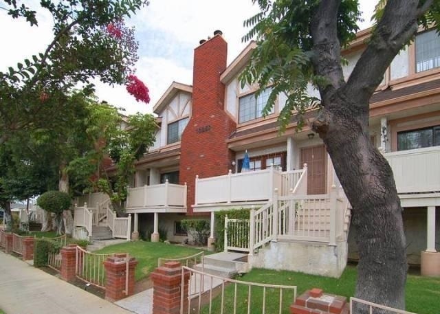 Building Photo - Charming Tri-Level Townhome in Van Nuys