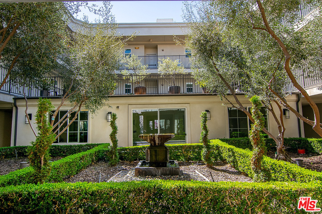 Courtyard with water feature - 1625 Granville Ave