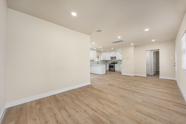 Foto del edificio - 2229 Gale Ave