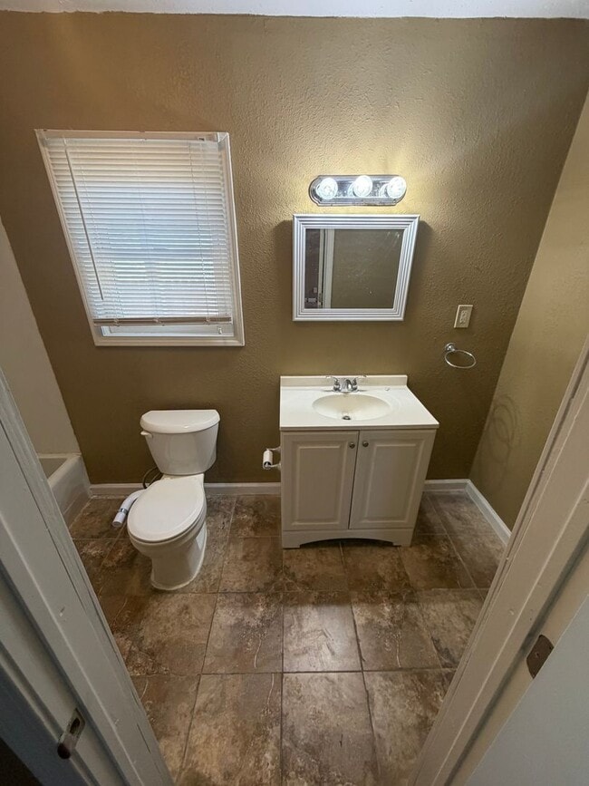 Building Photo - 1807 W Lincoln St