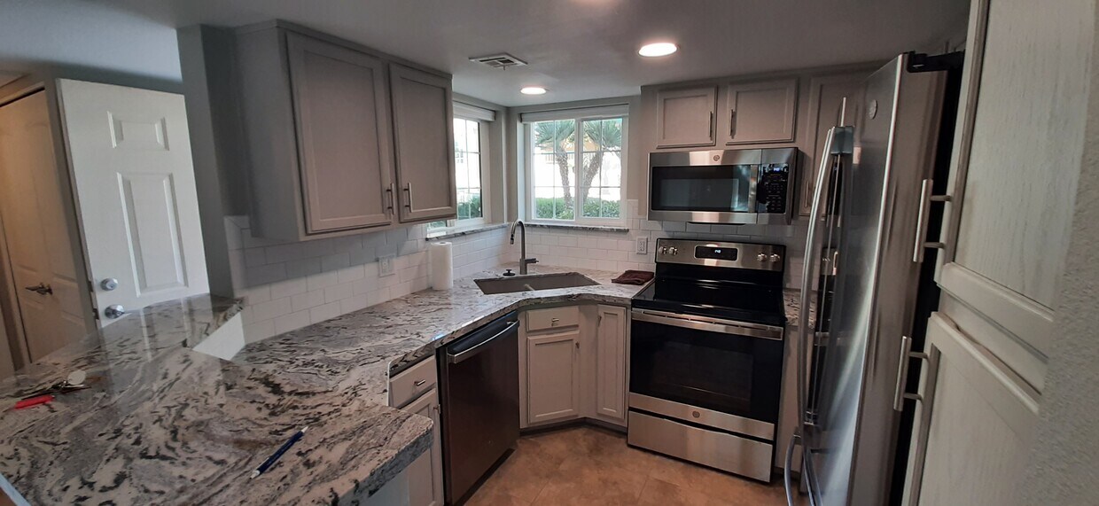 Kitchen - 3210 Sweetwater Ave