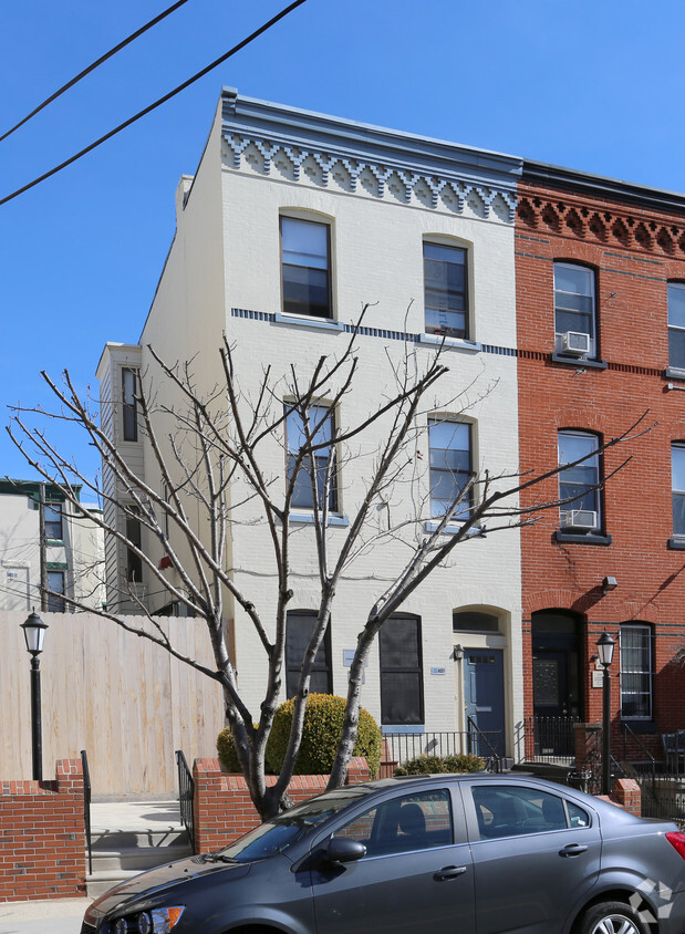 Foto principal - 4051 Locust St