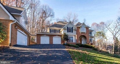 Building Photo - 2082 Hunters Crest Way