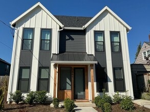 Building Photo - 3857 SE 28th Ave