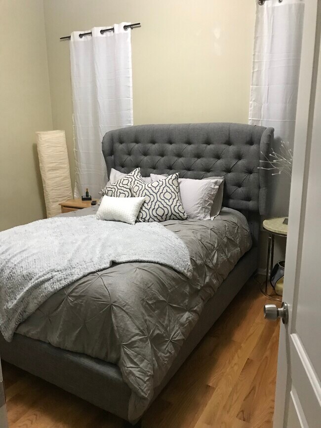 Dormitorio 1 - 619 S Loomis St