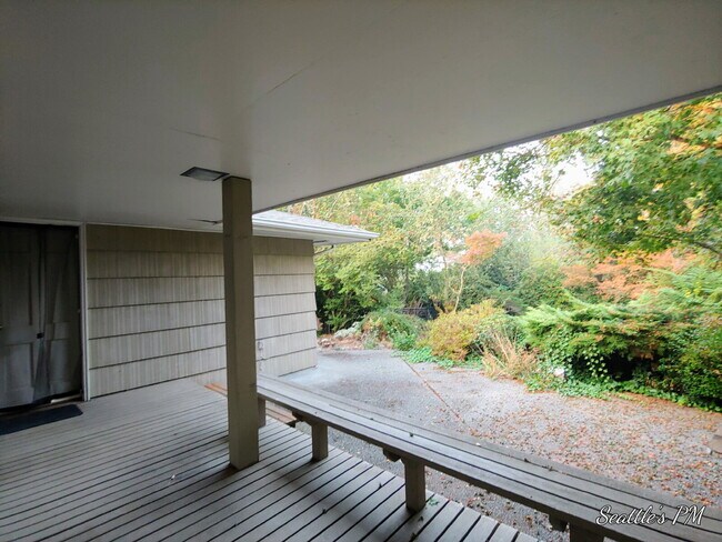Foto del edificio - "Charming 2-Bed Retreat with Gleaming Hardwood Floors in Prime Seattle Location!"