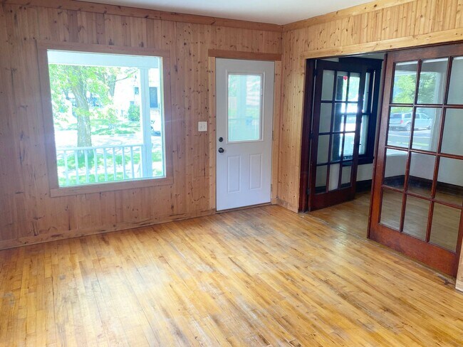 Building Photo - 3-Bedroom, 1-Bath Ranch Style Home with 1-...