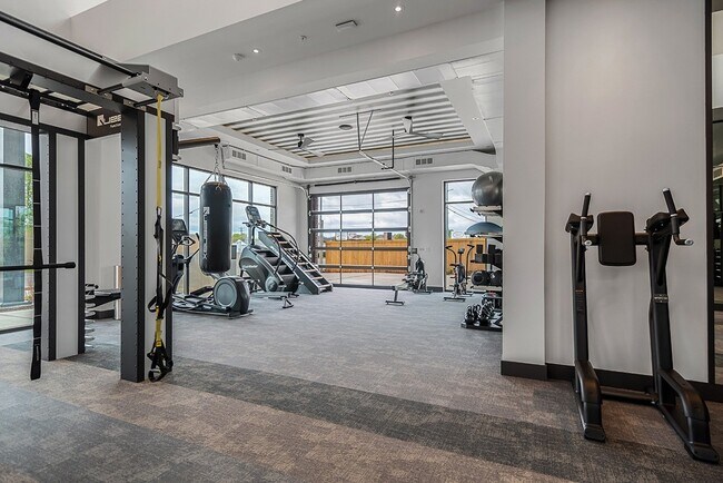 Centro de fitness de entrenamiento cardiovascular y de fuerza - The Union Apartments