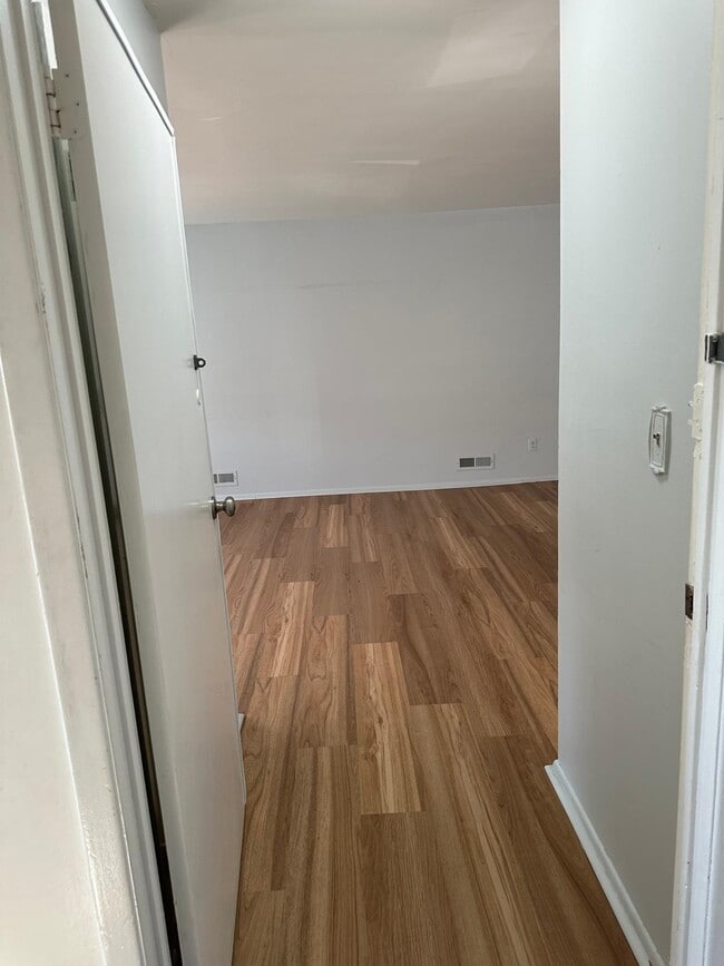 Building Photo - 12 Colonial Dr