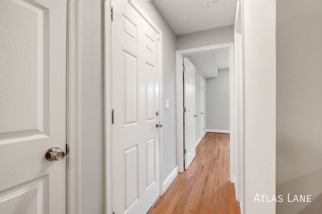 Building Photo - // Professionally Managed // 1 bedroom+ De...