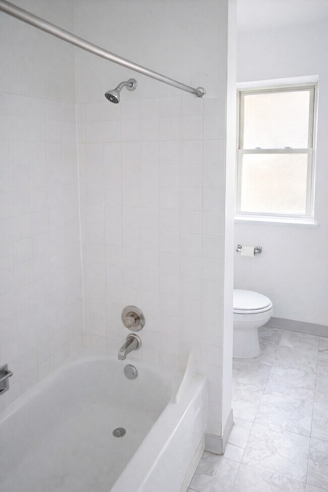 Foto del edificio - 6901 S Crandon Ave