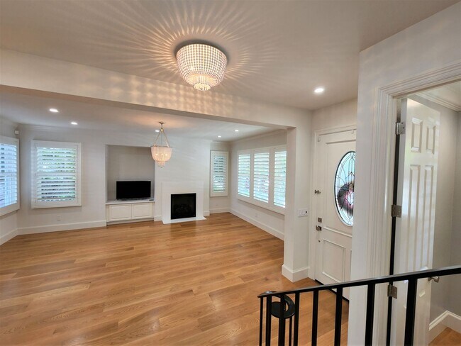 Building Photo - Updated Home Available in Downtown Palo Alto available first week of September!