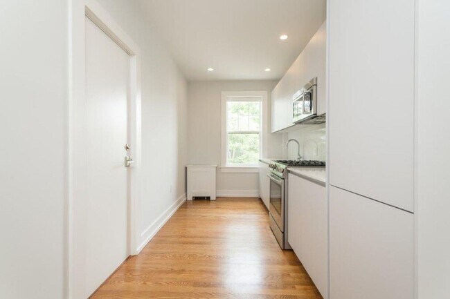 Building Photo - Large 2 bed in Porter Square