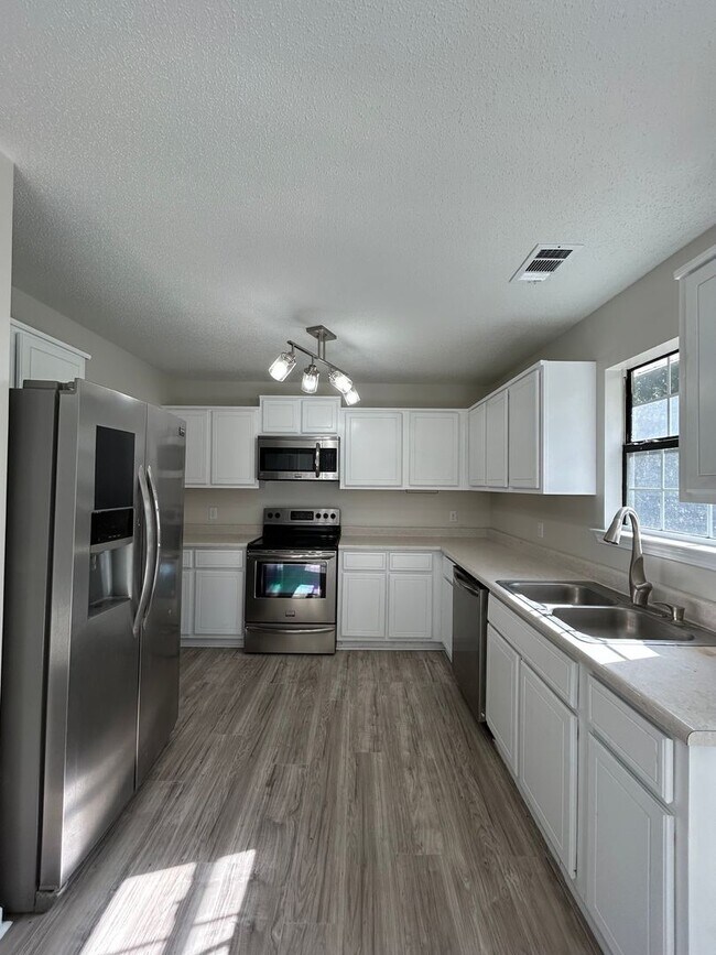 Foto del edificio - 3-Bedroom, 2-Bath Home on almost an 1 Acre – Pet-Friendly!