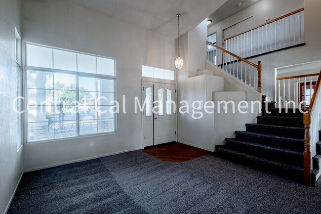 Foto del edificio - 4 Bedroom/3 Bath Home in the Southwest - $2495 per Month!