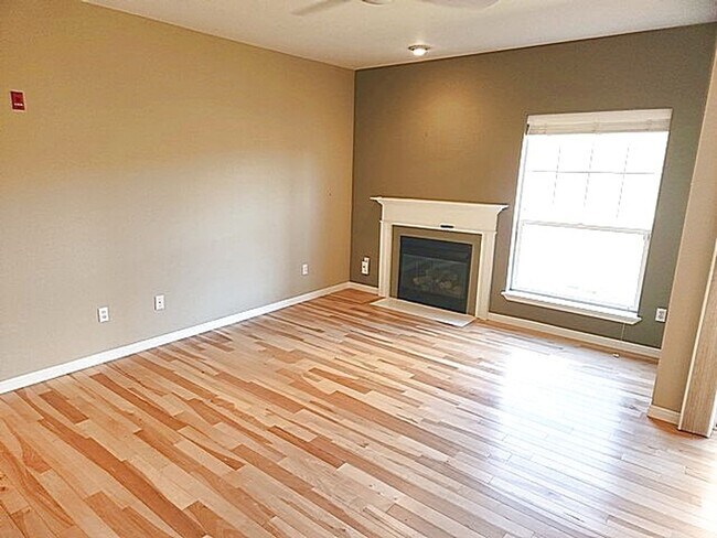 Foto del edificio - Perfectly Located Canyon Creek Condo - Attached Garage