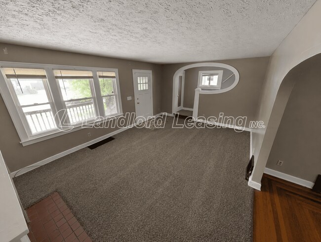 Foto del edificio - Character-Filled 3-Bedroom Colonial