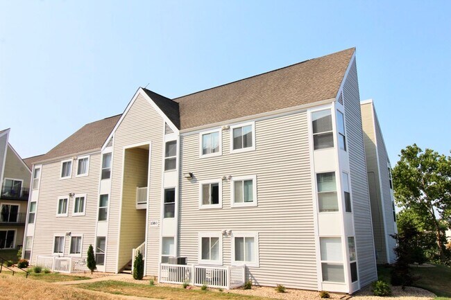 Building Photo - 1380 Hunters Rd