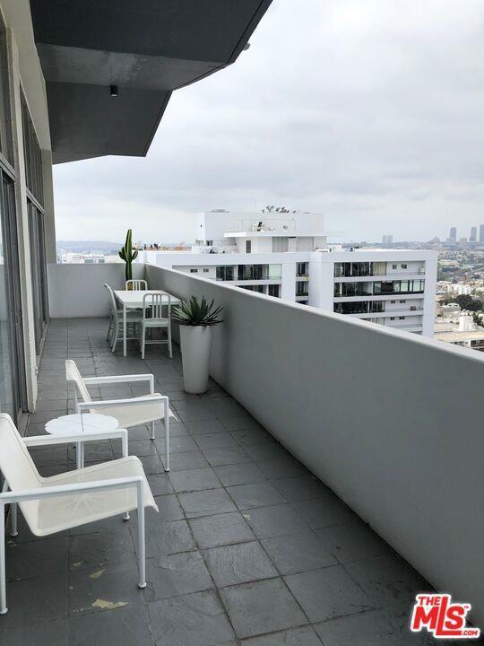 Foto del edificio - 1155 N La Cienega Blvd