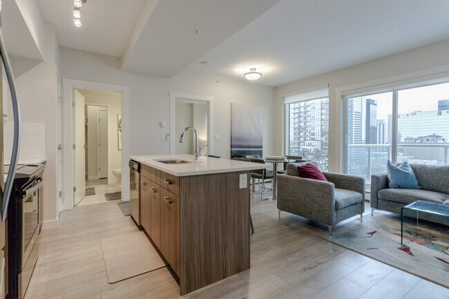 Photo du bâtiment - 10410-1102 102 Ave NW