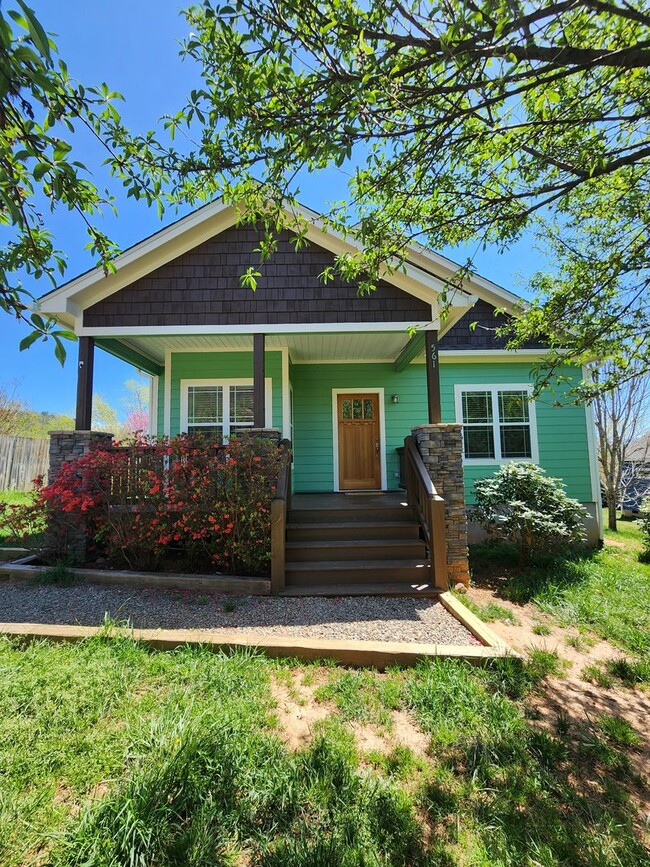 Building Photo - Renovated East Asheville Rental!