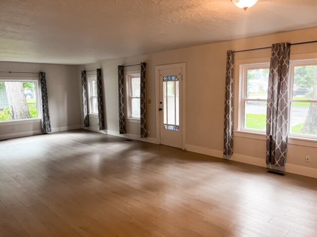 Sala de estar de gran tamaño - 1601 E Montana Ave