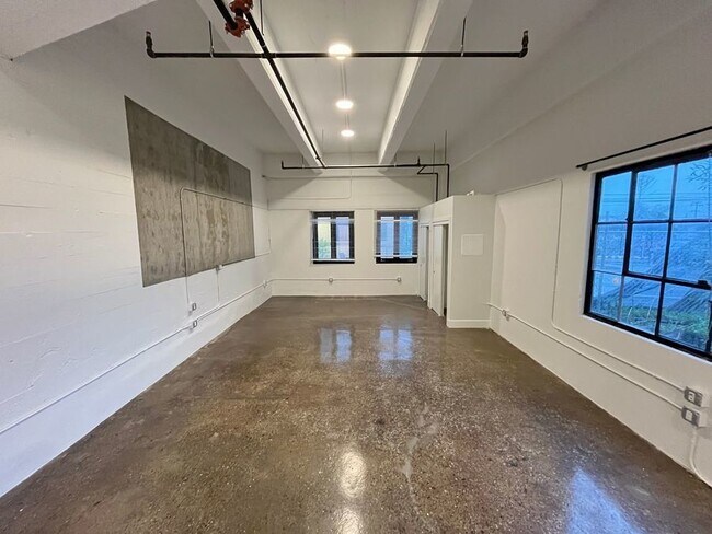 Building Photo - Light filled loft apartment with high ceil...