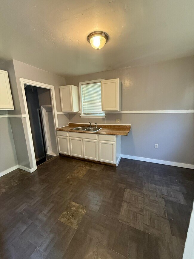Building Photo - 9092 Cloverlawn Ave