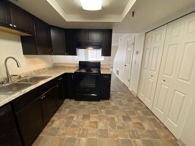 Building Photo - 2 Bedroom Townhouse - Garage/Washer-Dryer ...