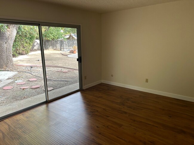 Building Photo - Spacious 5 Bed 3 Bath Home Available Now!