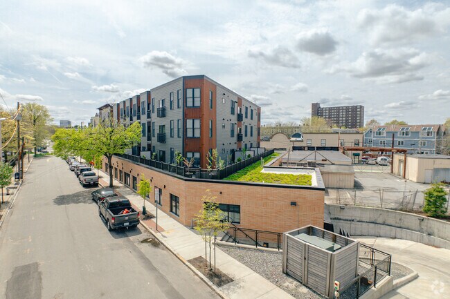 Building Photo - Iman Crossing