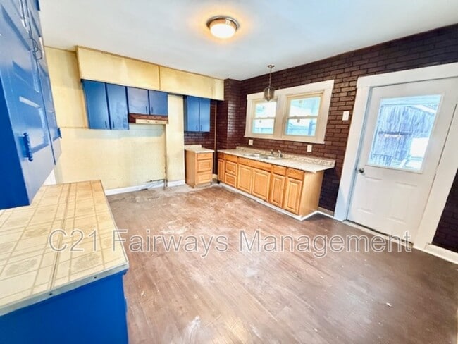 Building Photo - 866 Vankirk St