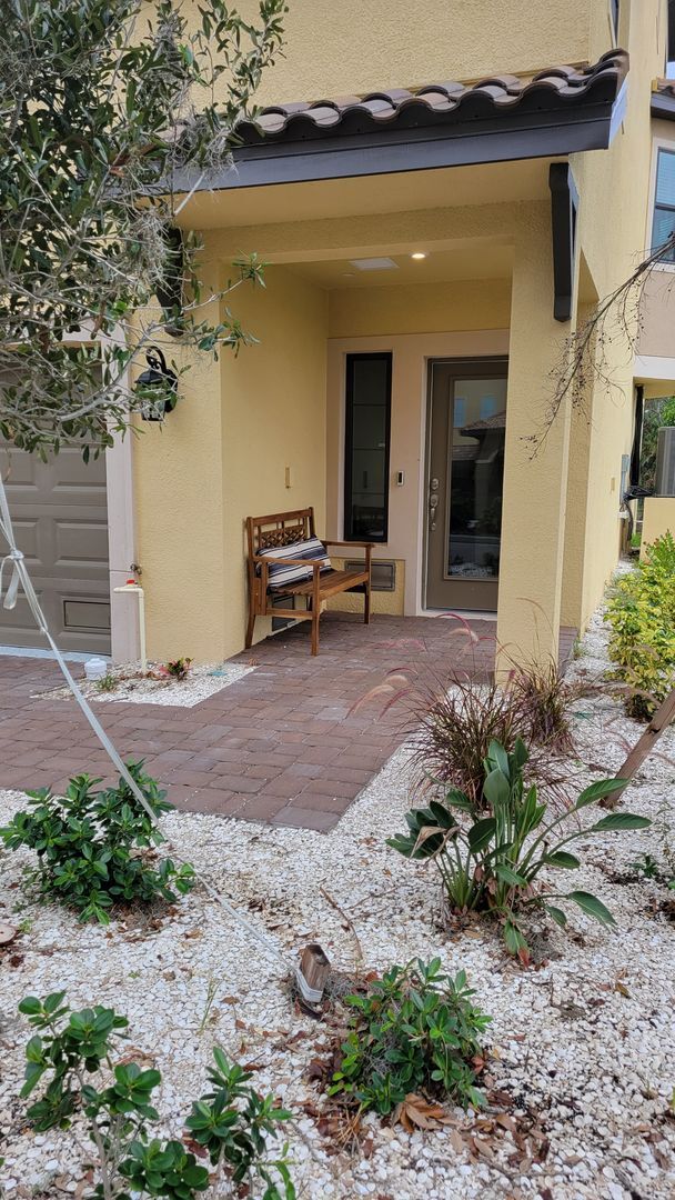 Foto del edificio - Seasonal only  Brand new 4/3 townhome with...