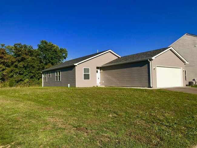 Building Photo - Gorgeous 4-Bedroom Ranch in a Peaceful Cul...