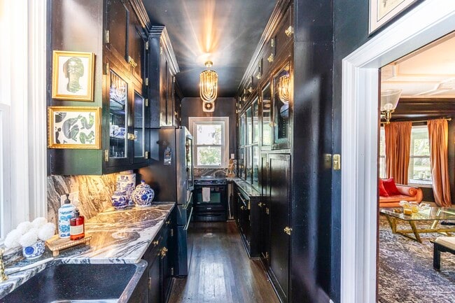 Building Photo - Historic Beauty: 3BR Near Downtown Detroit & | Henry Ford