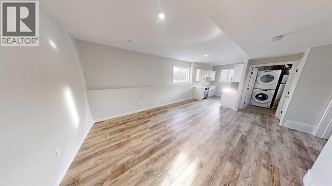 Building Photo - 9507-9114 114 Ave