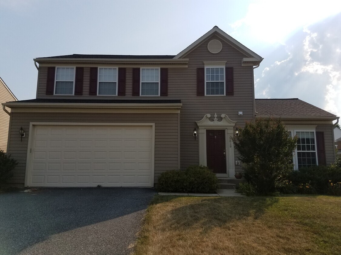 Primary Photo - Charming 4 Bedroom/2.5 Bathroom in White M...