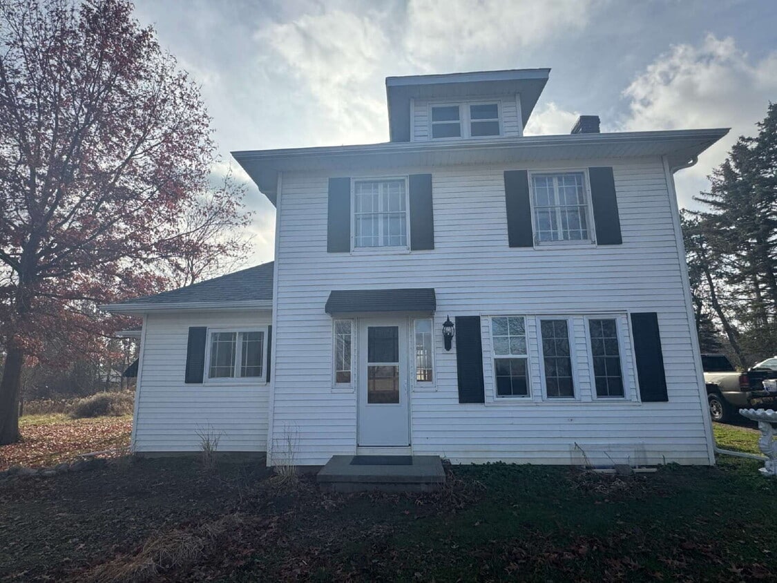 Endless Space Indoors & Out—Beautiful 3BR Home with Barn - Endless Space Indoors & Out—Beautiful 3BR Home with Barn