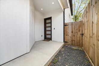 Building Photo - 5021 Creekmont Dr