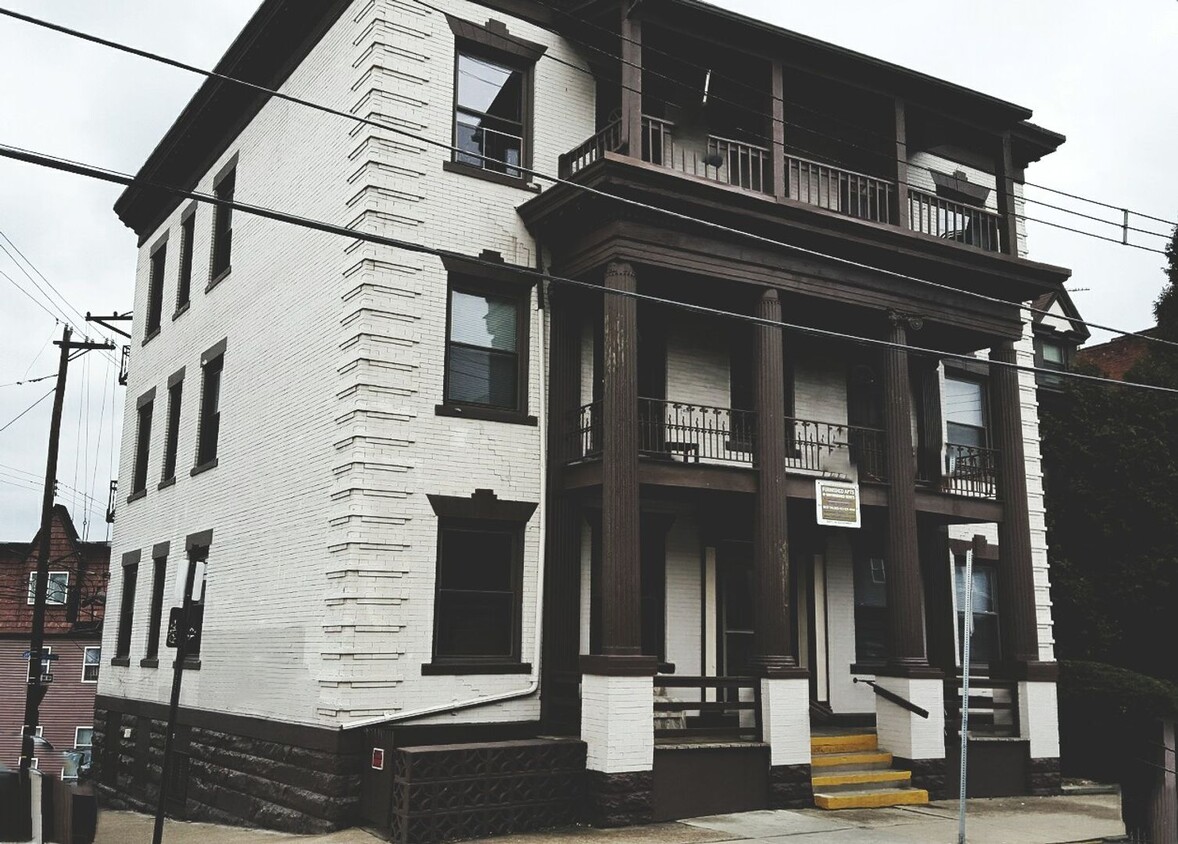 Primary Photo - Fully Furnished Large 2 Bedroom TMKRentals...