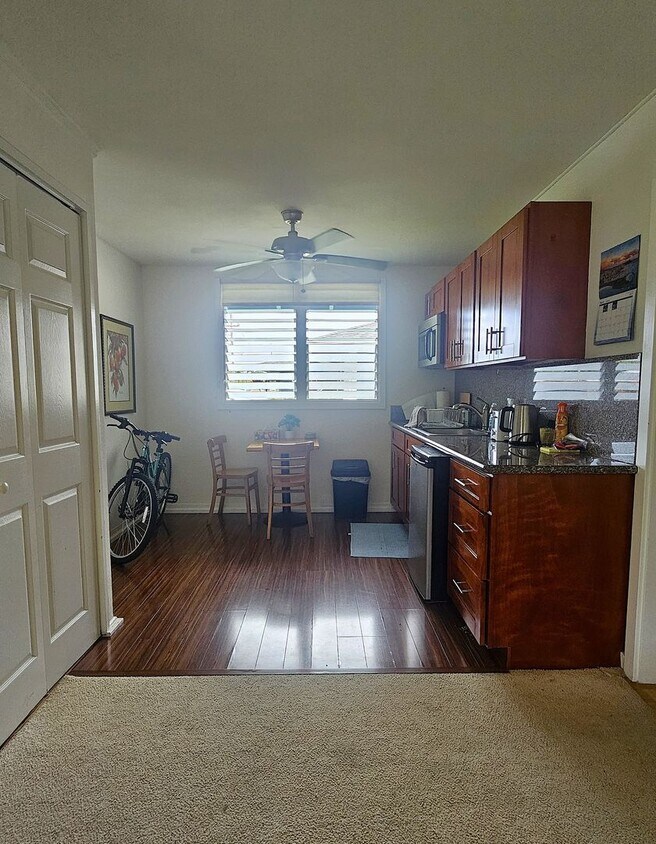 Building Photo - Quaint, private studio