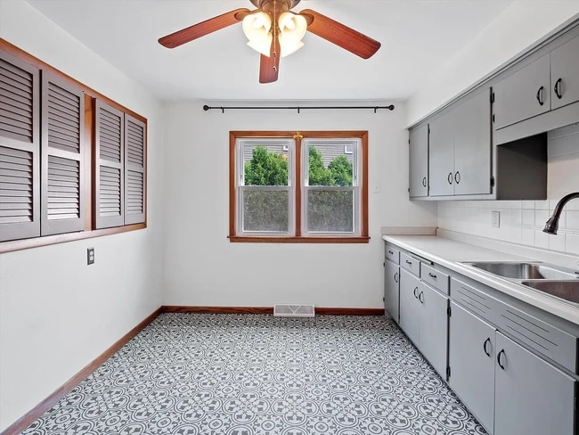 Kitchen - 543 W Armour Ave