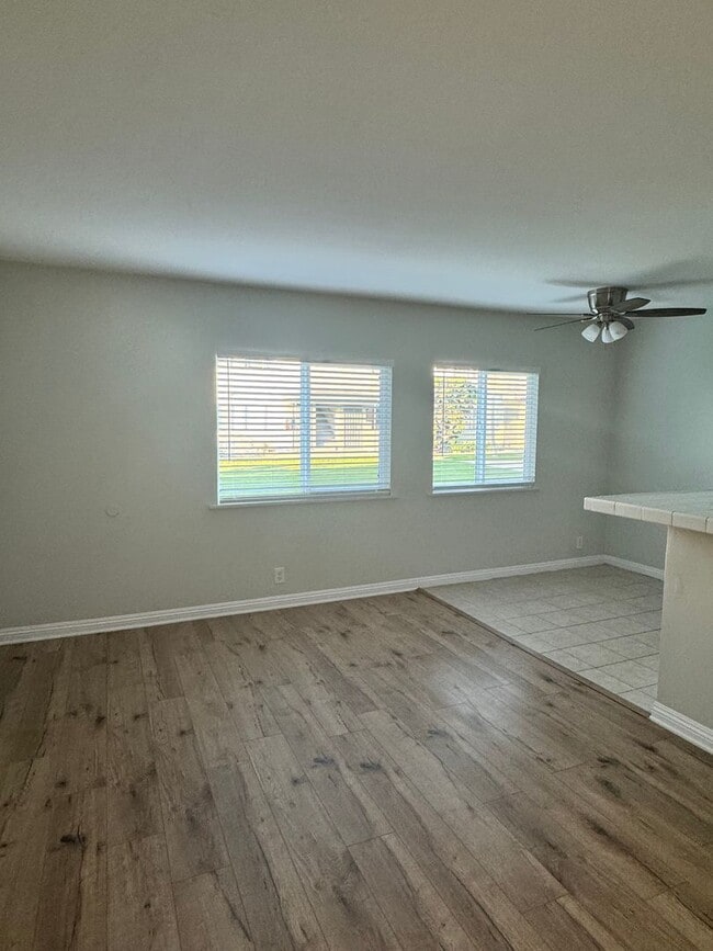 Foto del edificio - 1 BDRM DOWNSTAIRS MOVE IN READY WITH PARKING!