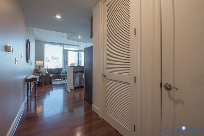 Foto del edificio - 301 Virginia St