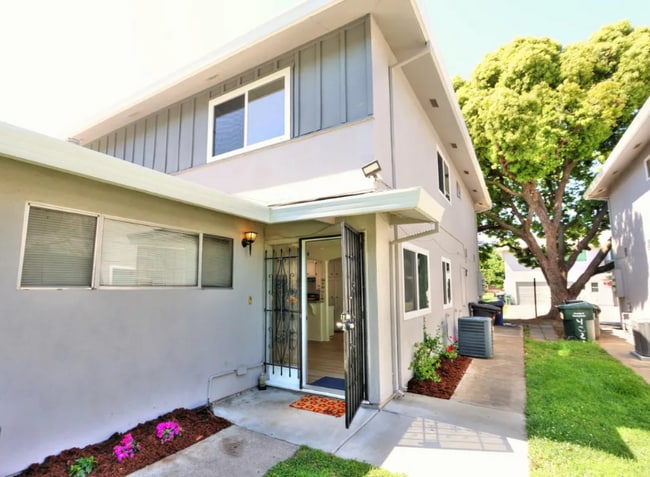 Building Photo - 9017 Casals St