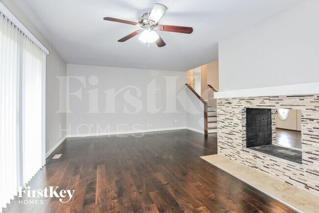 Building Photo - 7 St Valery Ct