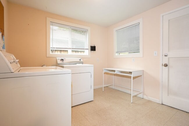 Building Photo - SHORT TERM RENTAL Charming Brick Home with...